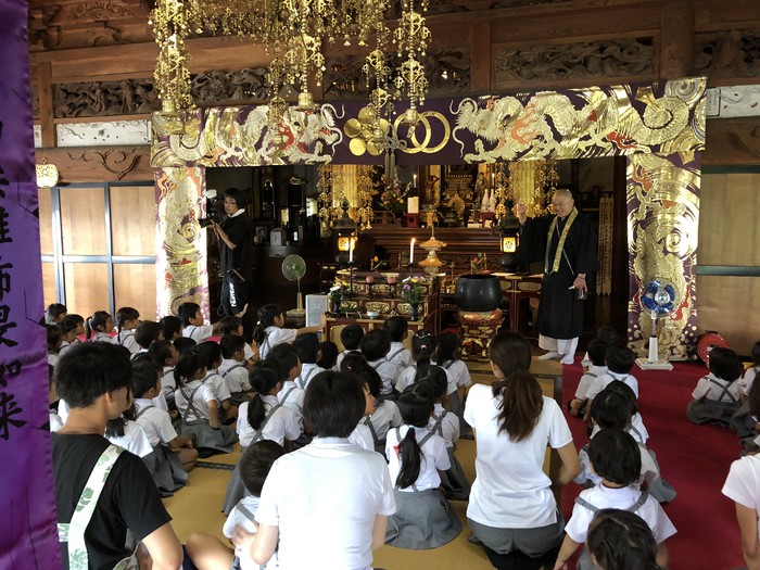 みんな正座で神妙に聞いています