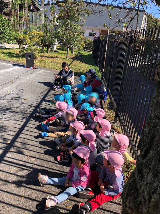 2歳児さんたちも応援に行きました。ポカポカ陽気で気持ちいいね