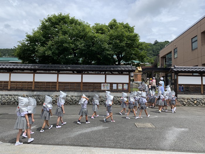 金曜日の避難訓練の様子です。頭巾をかぶるのが上手になりました。