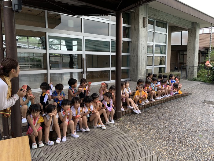 あっという間にぺろっと食べてしまった子もいます おかわりはお弁当の後のお楽しみ!スイカを切ってくれた浦野先生に「ありがとう。」って言えていた年中組さんたちです