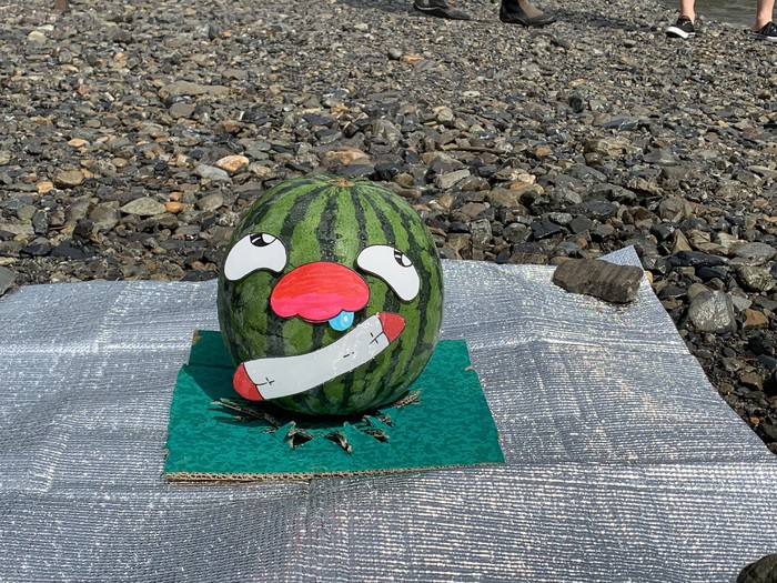 お次は楽しいスイカ割り