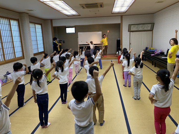 朝の体操!張り切ってます!