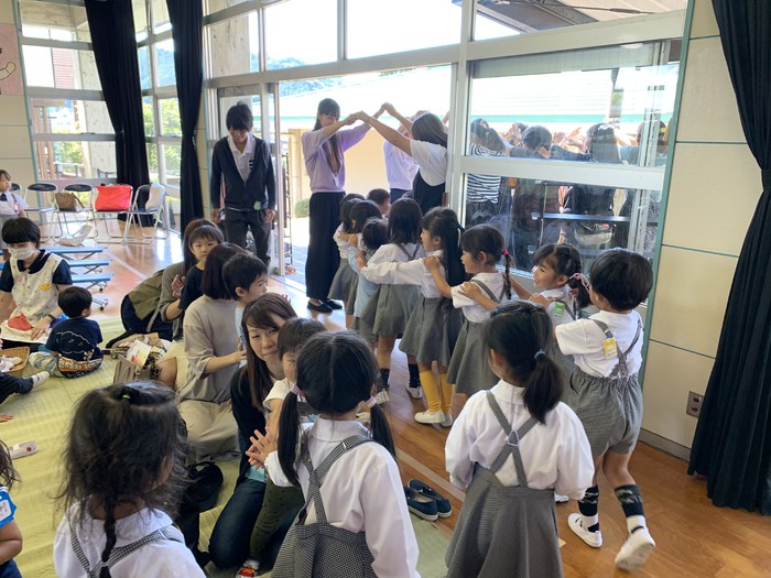 幹事のお母さんたちが花道を作ってくれました