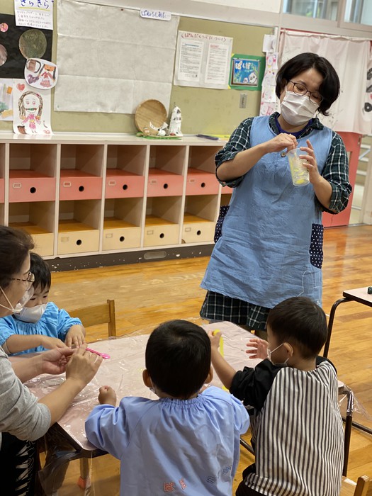 美雪先生と手をつないで新園舎からパンダクラブのお部屋にやってきます。事務室前の水槽のお魚を見るのも楽しみの一つです 