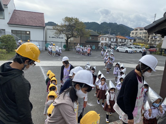 このあと振り返りをしお話を聞きます。整列して歩くことが上手になりましたね。防災頭巾がまるでひよこちゃんのようです 