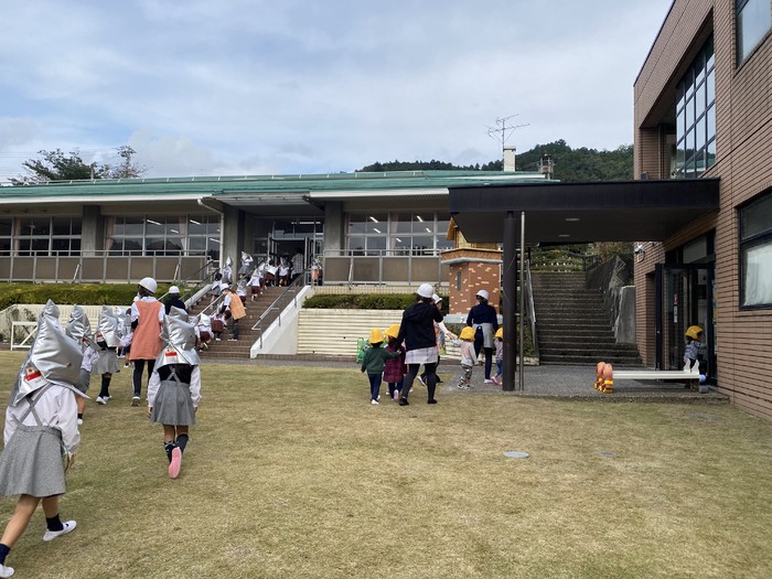 緊張したけど無事に訓練が終わりました。煙から守るためにハンカチを口に当てます。ポケットにハンカチを入れておいて下さいね。