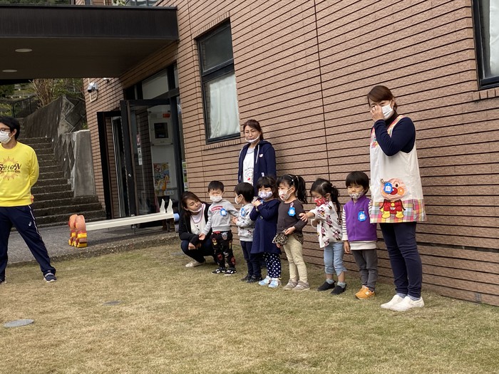 お兄さんお姉さんどこ行くのー？