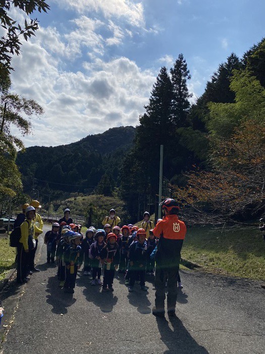 バスで移動して山の入り口に着きました