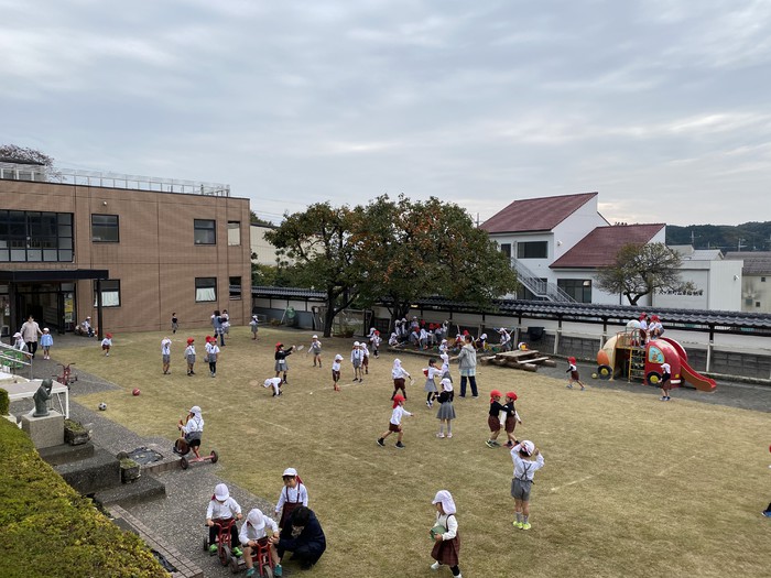 お兄さんやお姉さんに遊具の使い方や遊び方をレクチャーしてもらう年少さんたち 