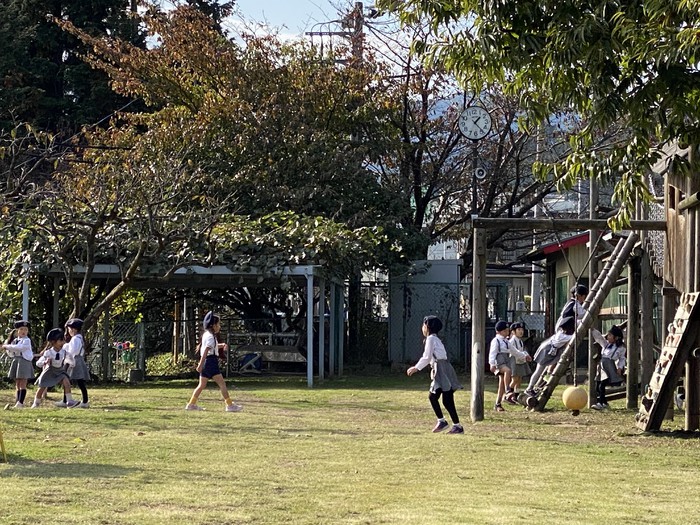裏園庭で元気に遊ぶ年長さんをパチリ 