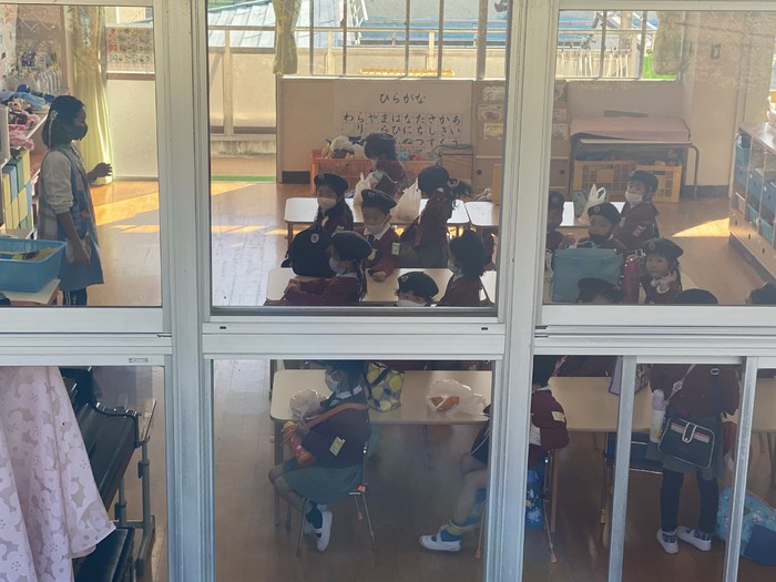 裏園庭からほし組を覗き見??お帰りの時間でした