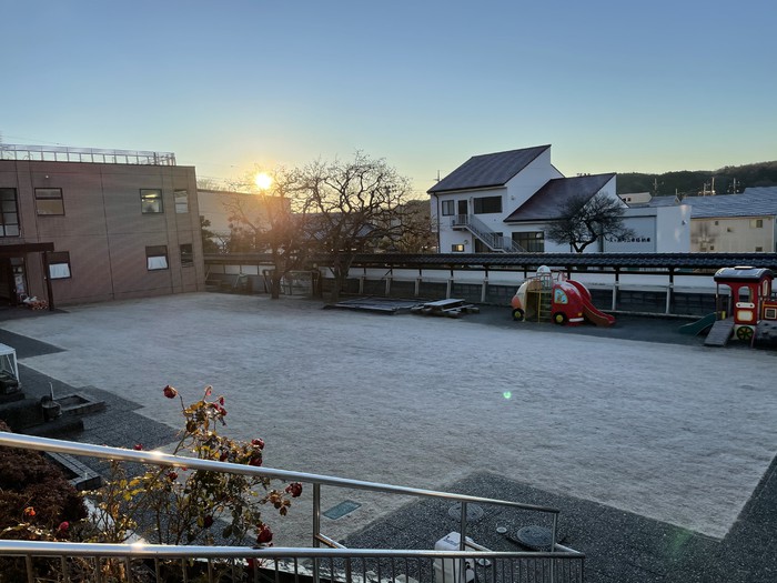 芝生に霜が降りてキラキラきれいな朝でした。