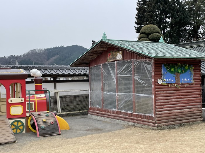 じゅうしまつさんたちの寒さ対策で運転手さんたちが風防をつけてくれました