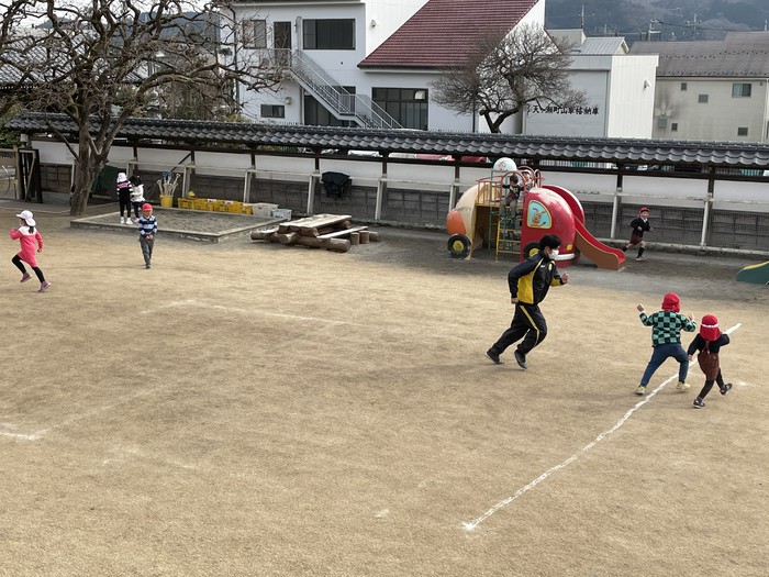 わたる先生の顔を見るなりボールを持ってきた子どもたち??でも鬼ごっこやってました 