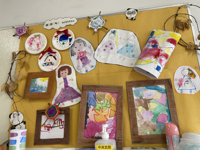 パンダクラブで子どもたちが造形遊びを楽しんでいます