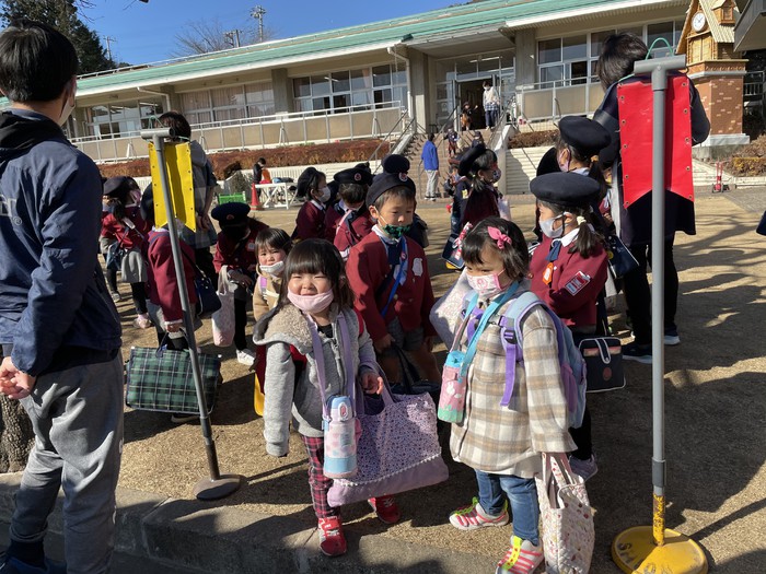 赤の旗はいちご、緑の旗はメロン、黄色の旗はバナナ??みんな並んでバスに乗り込みます