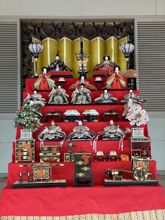 運転手さんが飾ってくれた四恩幼稚園のお雛様！