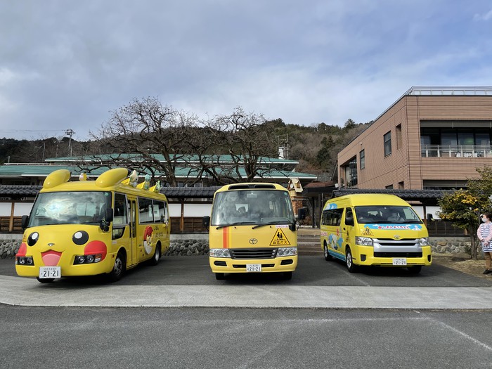 運転手さんたちに大事にされてるバスたち。バスの中も保育室です。
