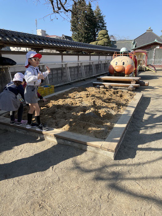 乳児棟から業者さんが持ってきてくれて真砂土を砂場に入れてくれました。お団子が作りやすくて子どもたちに好評です 