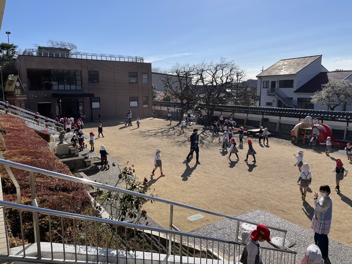 園庭でのびのび遊ぶ子どもたち