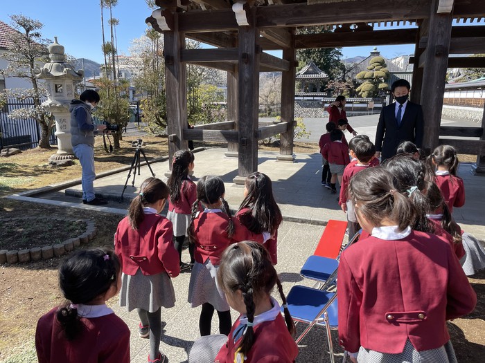 今年度の修了写真は山門の河津桜で撮りました 