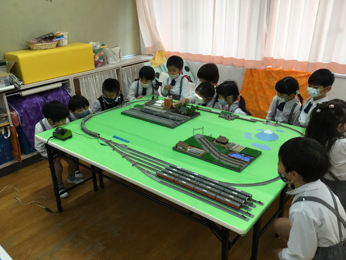 みんなレールを走る車両に大興奮??