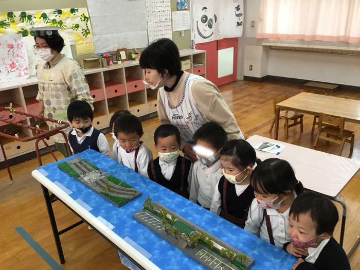 ジオラマにも興味津々です 