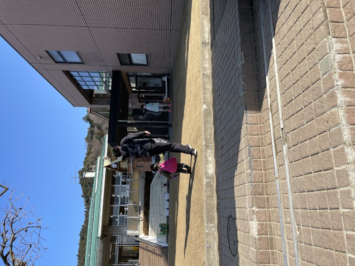 泣いてママと離れられなかった途中入園のすみれさん。ある日突然正門でママとバイバイして柊二先生とお部屋まで行けるようになりました 先生たちもママも感動です 