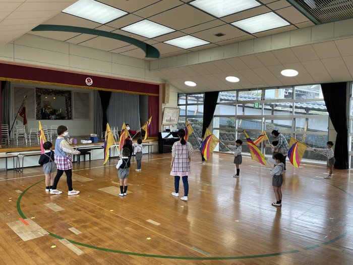 年中は3学期からマーチングの基礎を専門講師の先生から教えてもらいます。使う楽器も全員体験してポジションを決めていきます。やりたい！に向かって努力していこうね(^^)