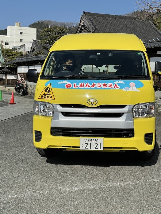 柊二先生のあおぞらバス！園庭で転んでケガをしてしまった中野さんの代行運転で頑張ってます。中野さん早く良くなりますように！