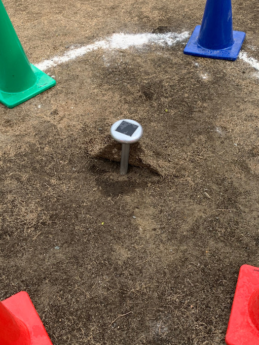 ガーデニングライトにも見えますが、モグラ撃退器です 