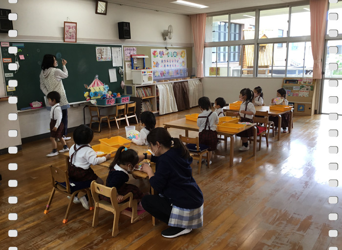 先生の話をしっかり聞いています