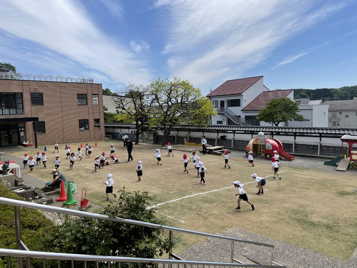 小林さんが花壇のチューリップの球根の掘り出しをしてくれています。子どもたちのためにいつもすてきな環境を
