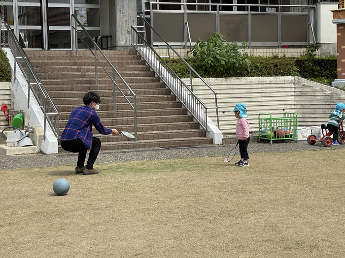 カメラマンの大舘さんとバトミントンをするあおば組のお友だち