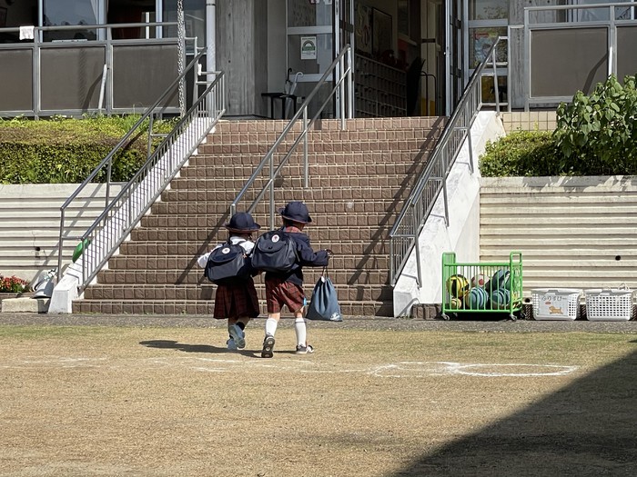 仲良しさん!手をつないで元気に登園です