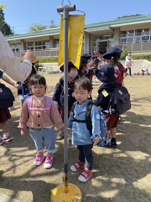 帰りのバスを並んで待つ2歳児さんたち??