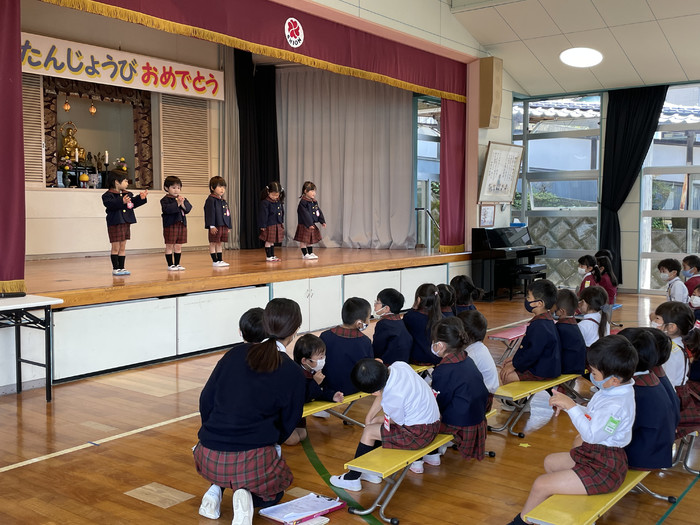 4月生まれのお誕生会の様子も少しだけおうちえんにUPしました