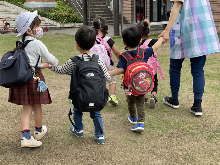 2歳さんたちが誰も泣かずに登園 しかもお友だちと手をつなぎお母さんに軽くバイバイして登園??幼稚園での楽しみに向かって歩く姿が頼もしいです。
