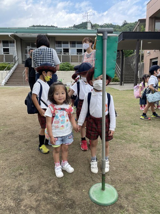 兄妹??仲良く手をつないでバスを待つ姿 