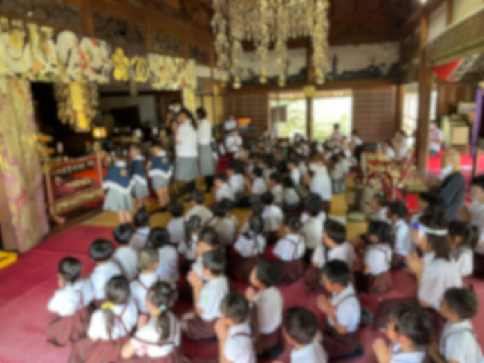 年長組の代表が御本尊さまに献香献花献灯をたむけます