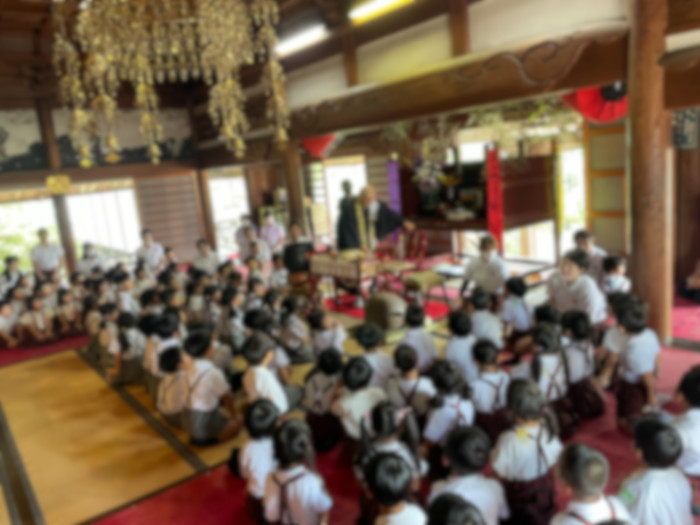 住職から施餓鬼棚の前で餓鬼の話やお盆についてお話を聞かせてもらいました。