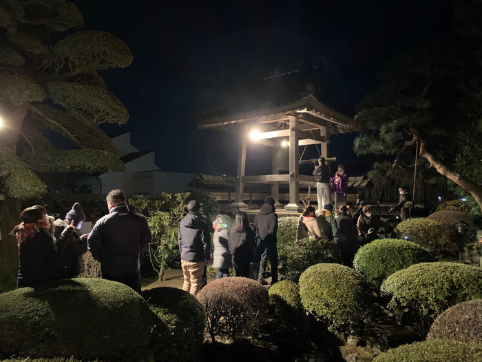 除夜の鐘の様子　　皆さんそれぞれに願いを込めて…
