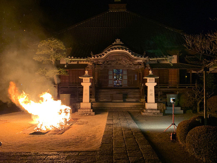 境内でのお焚き上げの様子