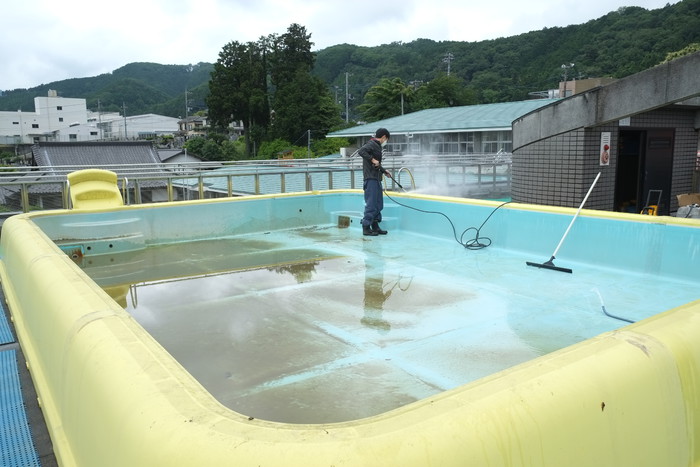 高圧洗浄で汚れを落とし