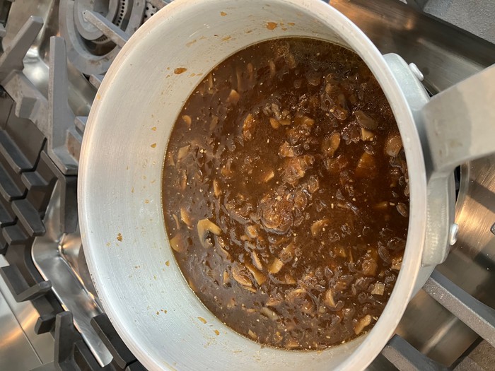 玉ねぎやにんにく、更にはマッシュルームも加えてじっっっくり煮込むと・・・(^^)